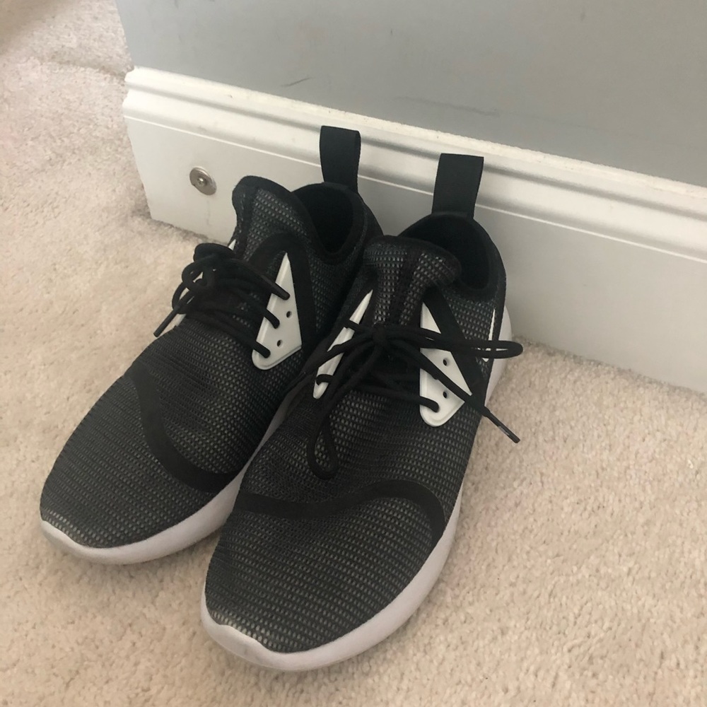 black nike sneakers